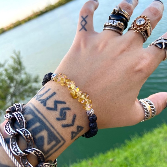 π΄ Yellow iridescent crystal glass + lava rock beads bracelet - Picture 13 of 15